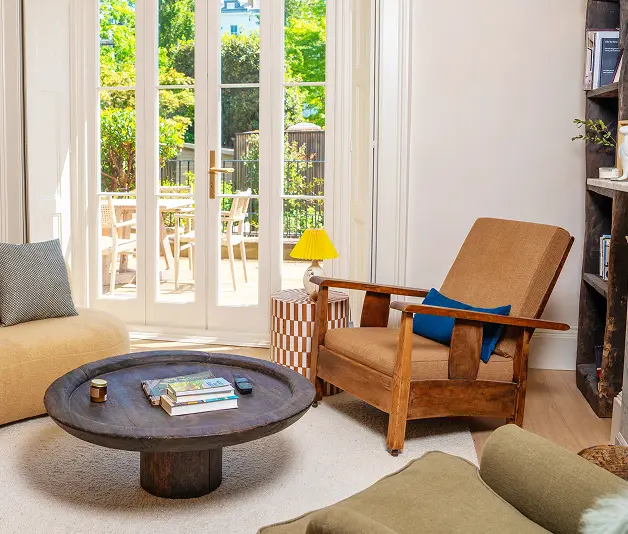 Builders London renovated a Notting Hill living room with natural light and mid-century furniture.