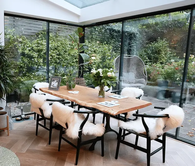 Builders London designed a contemporary Chelsea dining extension with glass walls and greenery.
