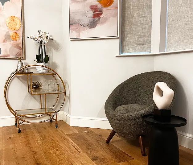 Builders London crafted a modern Kensington apartment with elegant furniture and artwork.