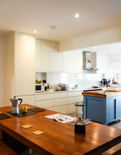 Modern kitchen renovation in London by trusted builders, featuring bespoke cabinetry, island design, and high-end finishes.