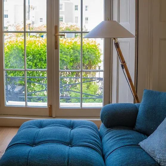 Chelsea & Fulham Builders completed this contemporary refurbishment in Notting Hill, featuring bespoke shelving, abundant natural light, and refined interiors. As trusted builders in Notting Hill, we specialise in high-end renovations tailored to prestigious West London homes.